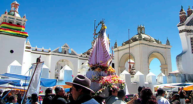 Inician actividades carnavaleras en Copacabana con devoción a la Virgen de la Candelaria