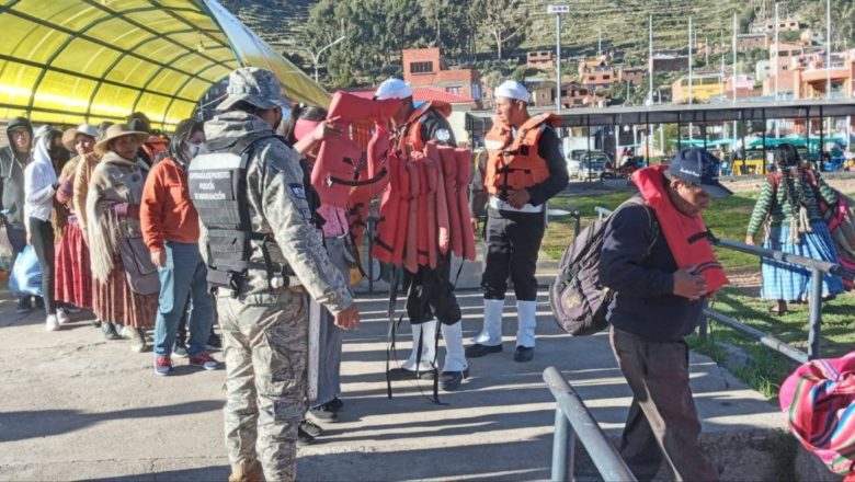Semana Santa: 800 agentes de la Armada resguardan a peregrinos que se dirigen a Copacabana