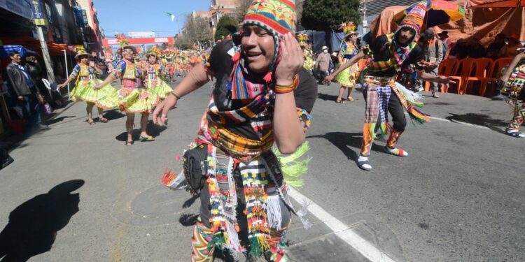Jóvenes llenan de vitalidad y alegría a entrada 16 de Julio de  El Alto