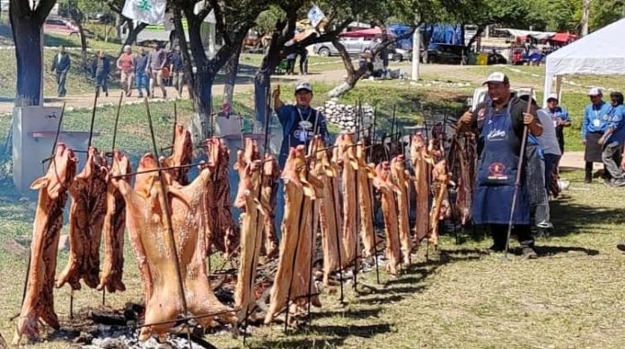 Asadores de carne se congregan en Tarija para celebrar el Festival de Maestros del Asado