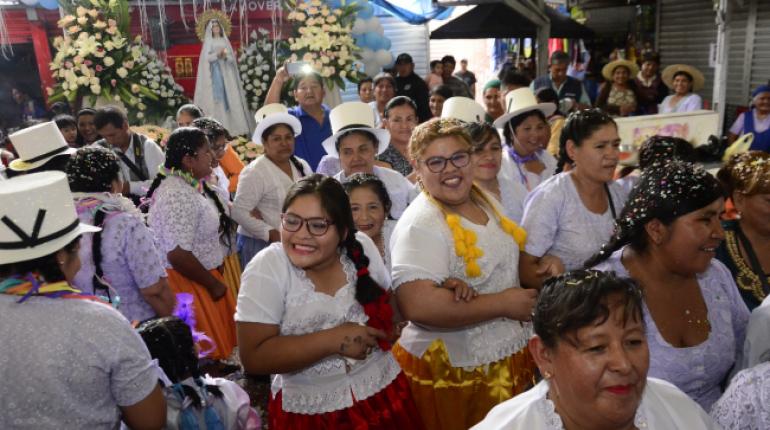 Entre devoción y celebración: El jueves de Comadres ilumina los mercados de Bolivia